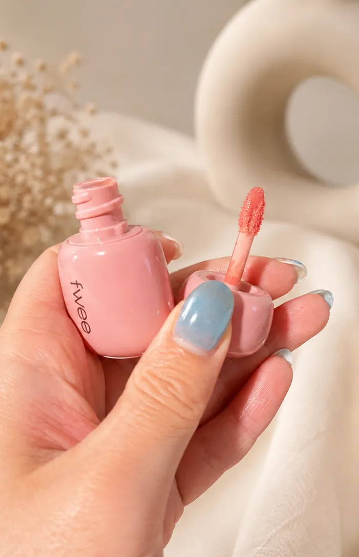 The doe-foot applicator wand for the fwee Rose Obsession Stay-Fit Lip Tint